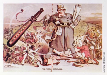 Karikatur von Präsident Roosevelt als riesiger Polizist, der rittlings über zwei Kontinenten steht